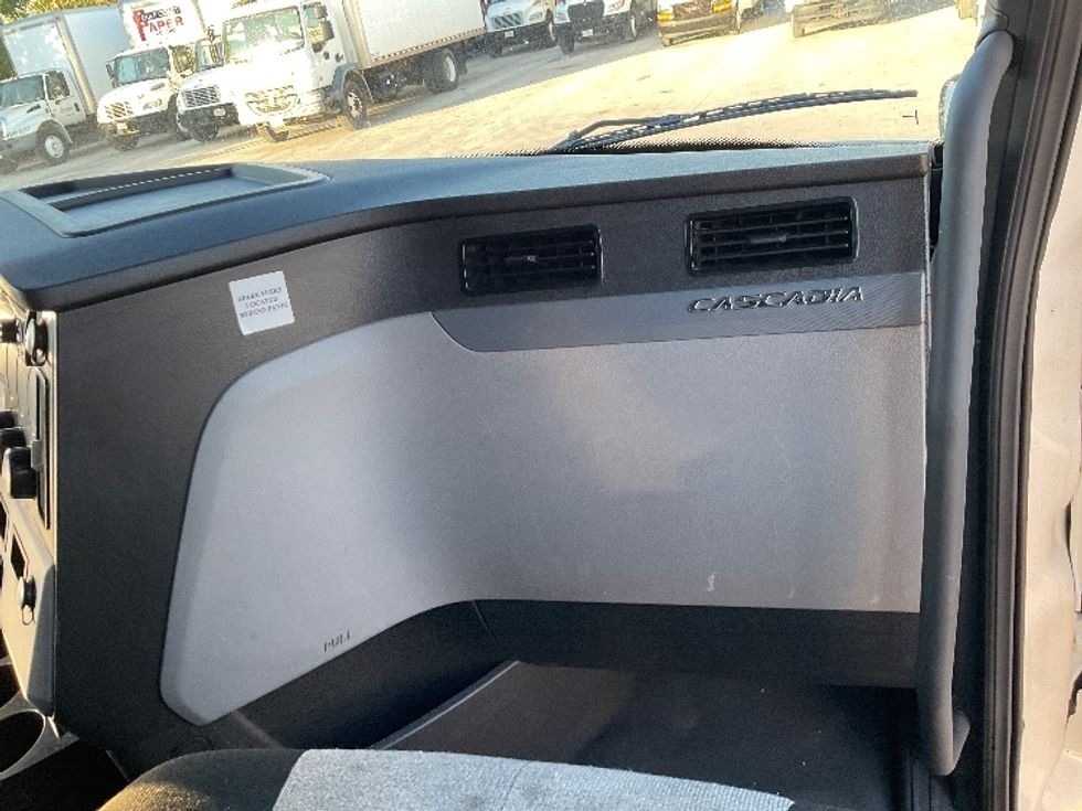 Sleeper Tractor-Heavy Duty Tractors-Freightliner-2021-T12664ST-Round Rock-TX-547,358\n\t\tmiles-$ 61,250 - Image 14