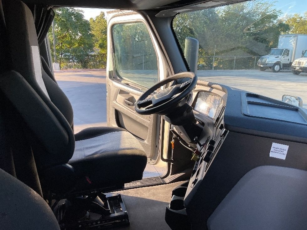 Sleeper Tractor-Heavy Duty Tractors-Freightliner-2021-T12664ST-Round Rock-TX-547,358\n\t\tmiles-$ 61,250 - Image 15