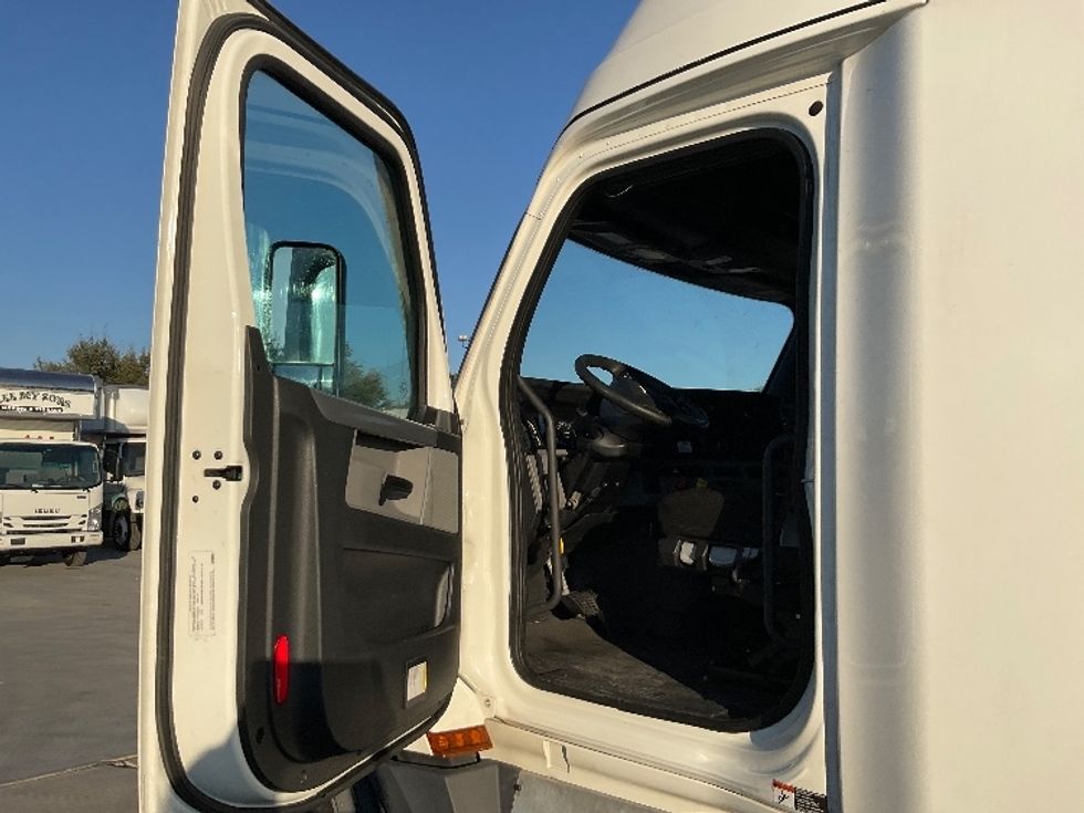 Sleeper Tractor-Heavy Duty Tractors-Freightliner-2021-T12664ST-Round Rock-TX-547,358\n\t\tmiles-$ 61,250 - Image 9
