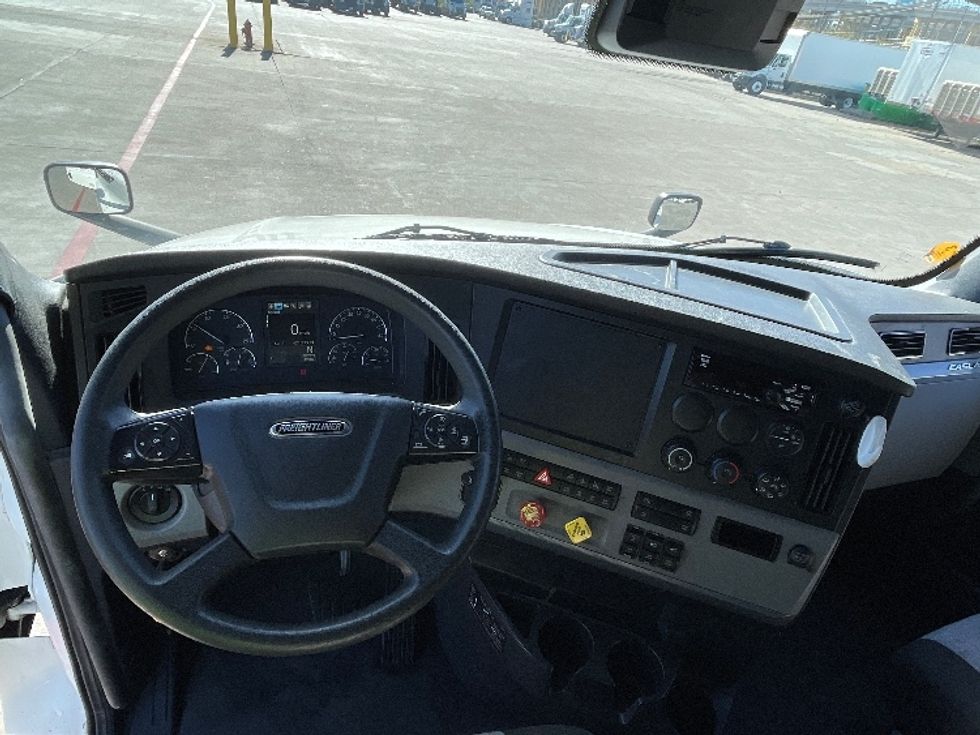 Sleeper Tractor-Heavy Duty Tractors-Freightliner-2021-T12664ST-Sacramento-CA-470,734\n\t\tmiles-$ 72,500 - Image 11