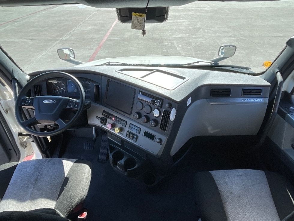 Sleeper Tractor-Heavy Duty Tractors-Freightliner-2021-T12664ST-Sacramento-CA-470,734\n\t\tmiles-$ 72,500 - Image 12