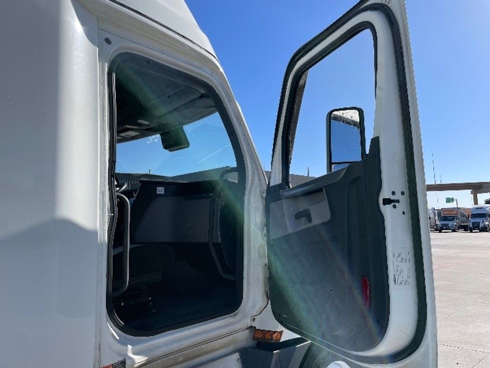 Sleeper Tractor-Heavy Duty Tractors-Freightliner-2021-T12664ST-Sacramento-CA-470,734\n\t\tmiles-$ 72,500 - Image 13