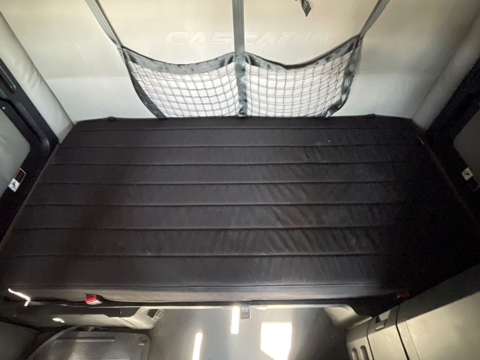 Sleeper Tractor-Heavy Duty Tractors-Freightliner-2021-T12664ST-Sacramento-CA-470,734\n\t\tmiles-$ 72,500 - Image 17