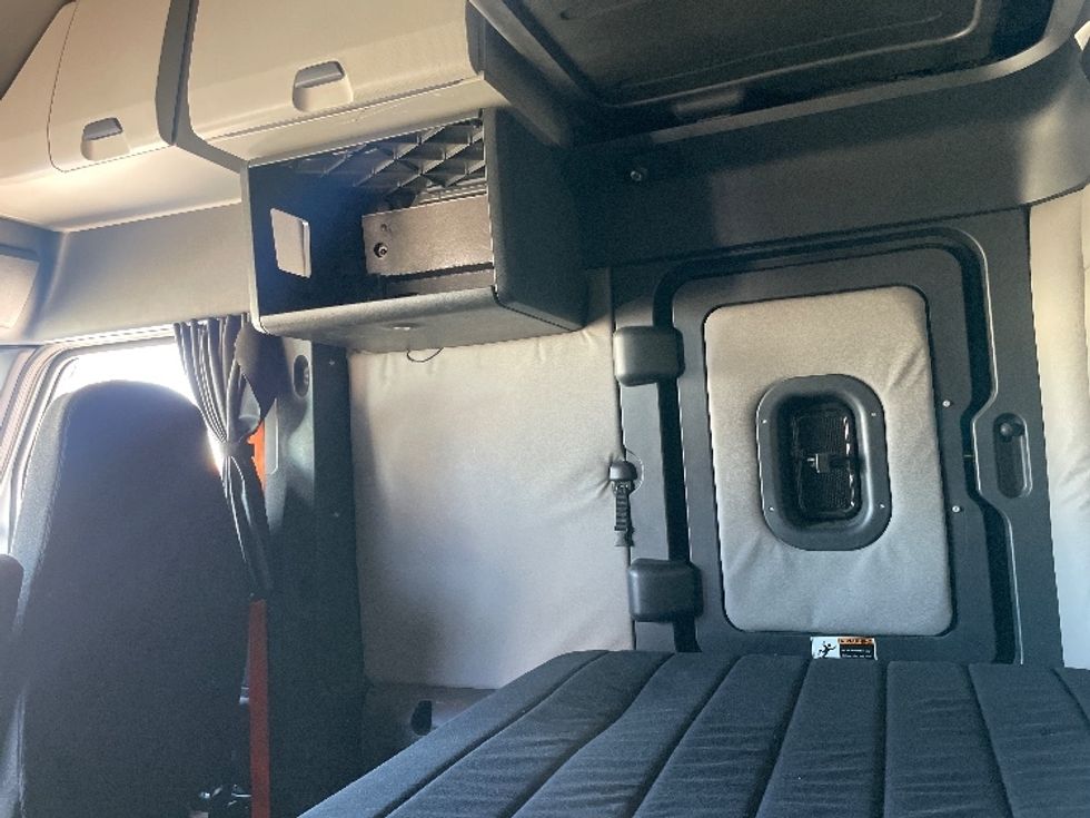 Sleeper Tractor-Heavy Duty Tractors-Freightliner-2021-T12664ST-Sacramento-CA-470,734\n\t\tmiles-$ 72,500 - Image 19