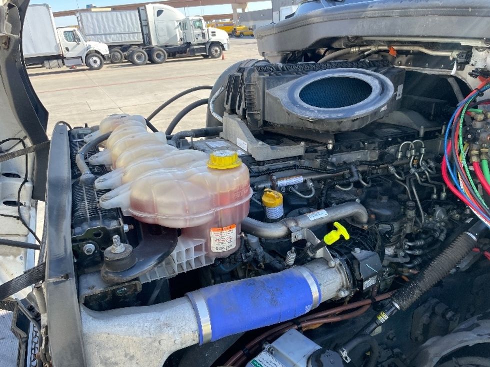 Sleeper Tractor-Heavy Duty Tractors-Freightliner-2021-T12664ST-Sacramento-CA-470,734\n\t\tmiles-$ 72,500 - Image 22