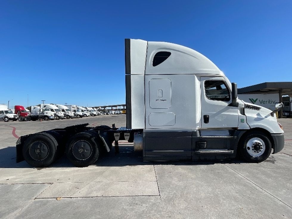 Sleeper Tractor-Heavy Duty Tractors-Freightliner-2021-T12664ST-Sacramento-CA-470,734\n\t\tmiles-$ 72,500 - Image 8