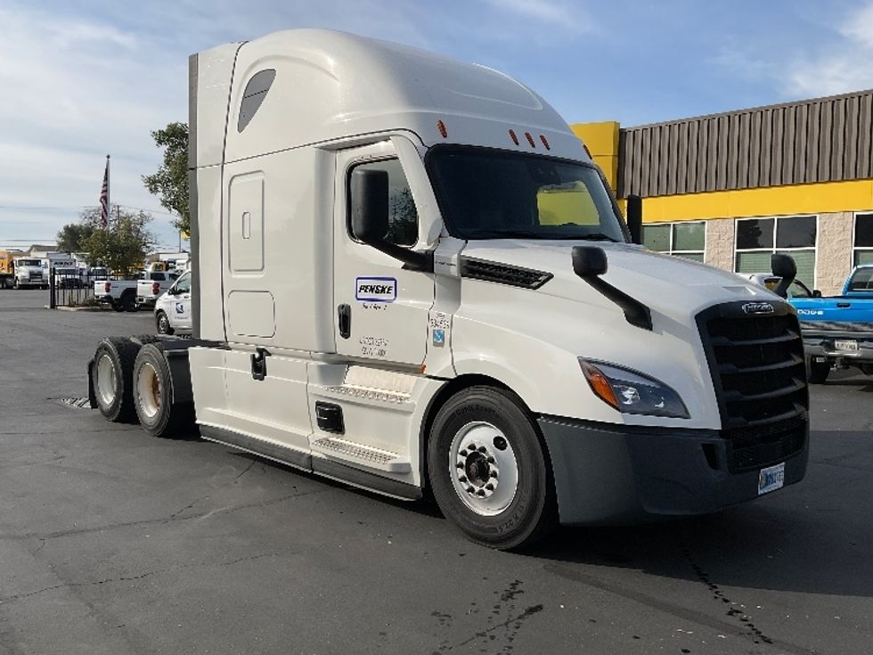 Sleeper Tractor-Heavy Duty Tractors-Freightliner-2021-T12664ST-Sacramento-CA-522,680\n\t\tmiles-$ 74,750 - Image 1