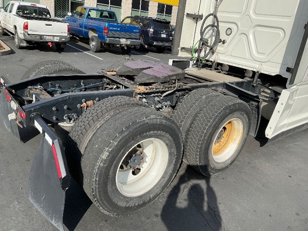 Sleeper Tractor-Heavy Duty Tractors-Freightliner-2021-T12664ST-Sacramento-CA-522,680\n\t\tmiles-$ 74,750 - Image 23