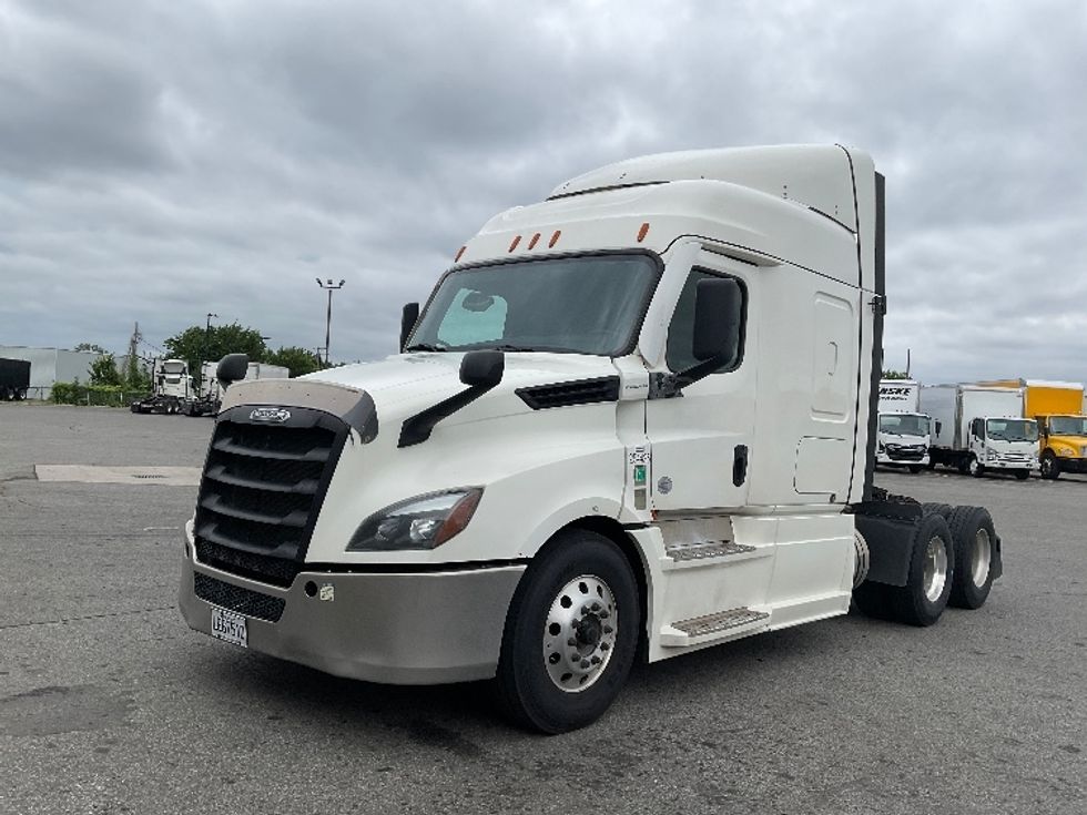 Sleeper Tractor-Heavy Duty Tractors-Freightliner-2021-T12664ST-Saint Laurent-PQ-1,022,306\n\t\tkm-$ 69,000 - Image 1