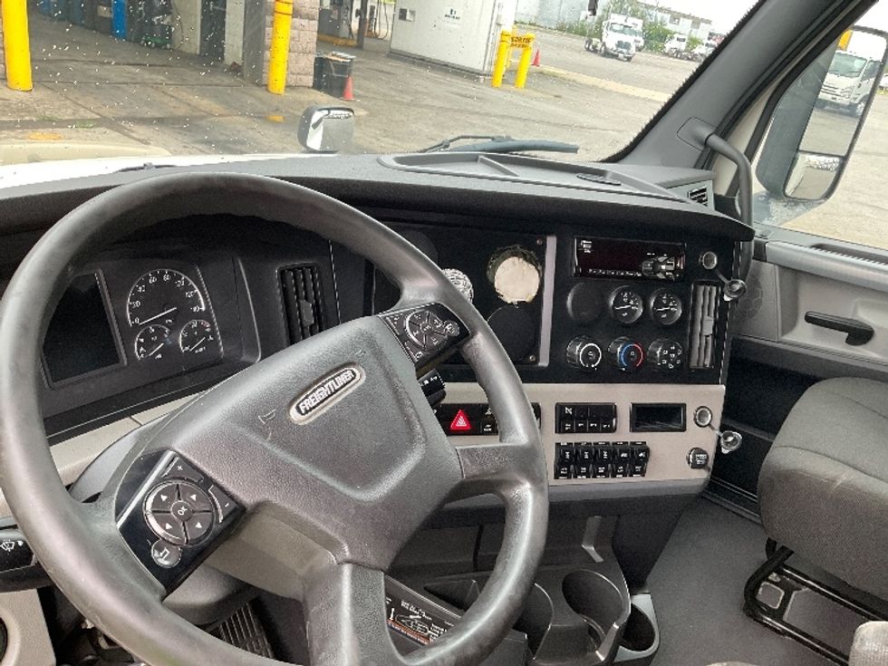Sleeper Tractor-Heavy Duty Tractors-Freightliner-2021-T12664ST-Saint Laurent-PQ-1,022,306\n\t\tkm-$ 69,000 - Image 10