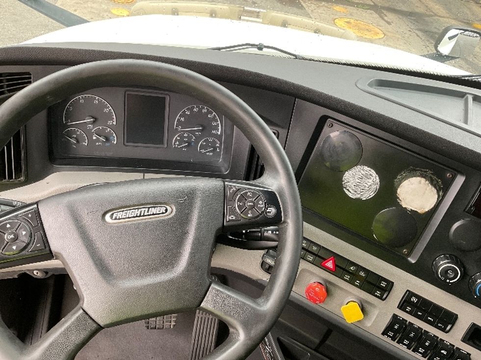 Sleeper Tractor-Heavy Duty Tractors-Freightliner-2021-T12664ST-Saint Laurent-PQ-1,022,306\n\t\tkm-$ 69,000 - Image 11