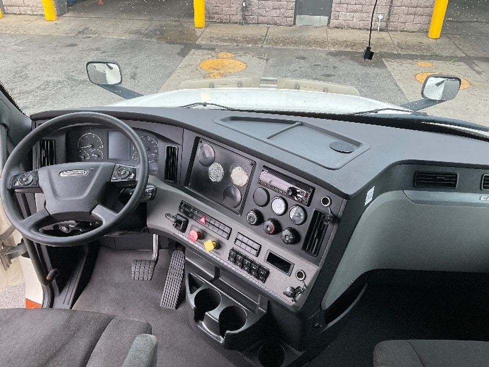 Sleeper Tractor-Heavy Duty Tractors-Freightliner-2021-T12664ST-Saint Laurent-PQ-1,022,306\n\t\tkm-$ 69,000 - Image 12
