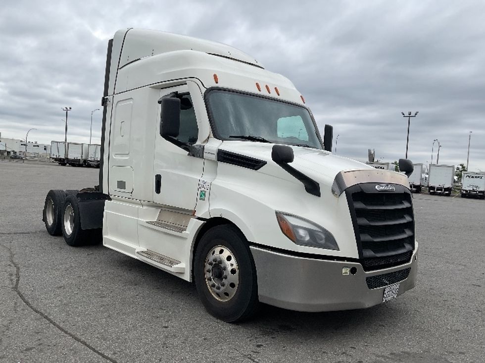 Sleeper Tractor-Heavy Duty Tractors-Freightliner-2021-T12664ST-Saint Laurent-PQ-1,022,306\n\t\tkm-$ 69,000 - Image 3