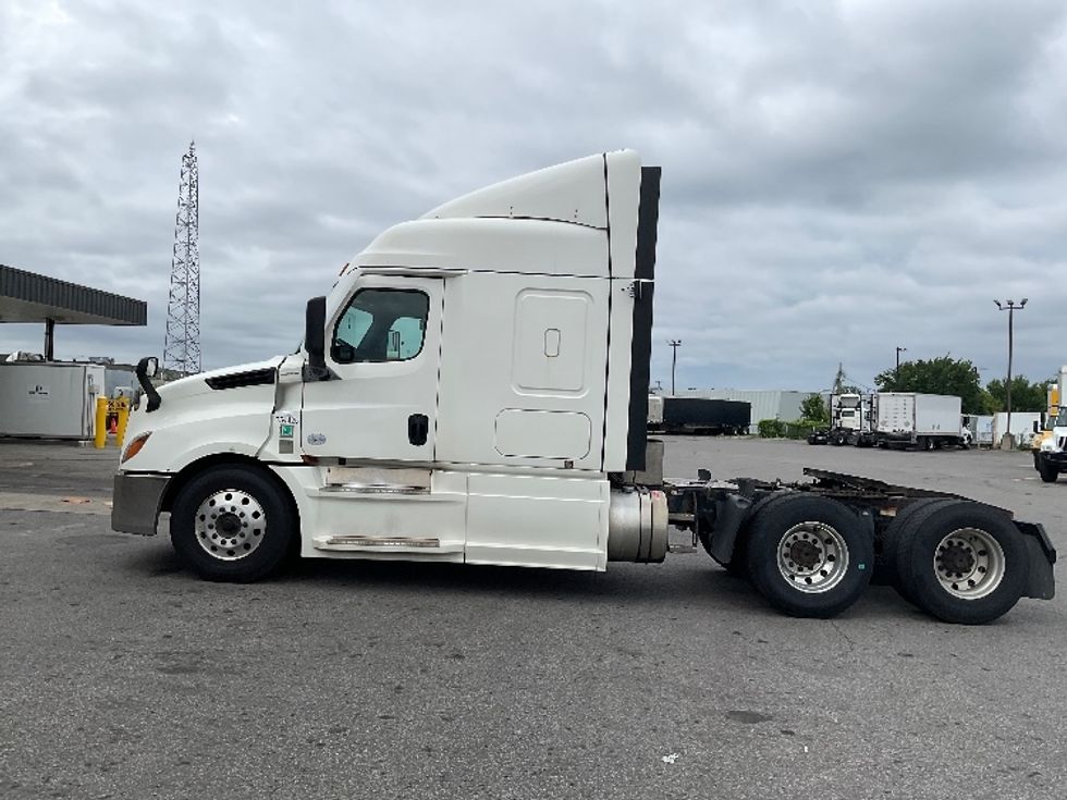 Sleeper Tractor-Heavy Duty Tractors-Freightliner-2021-T12664ST-Saint Laurent-PQ-1,022,306\n\t\tkm-$ 69,000 - Image 4