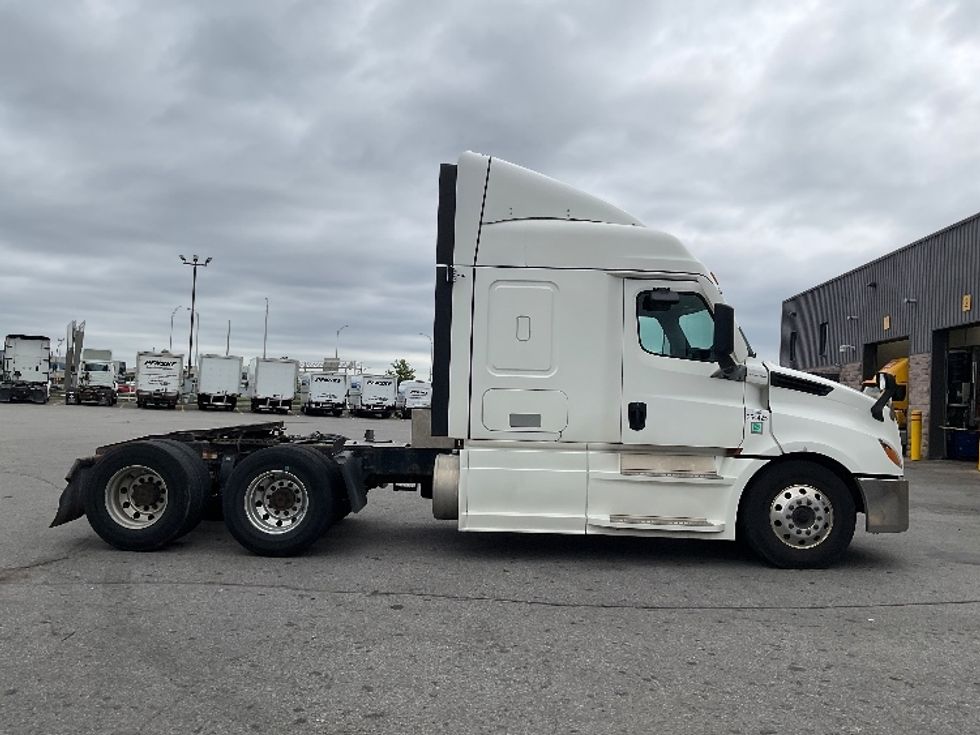 Sleeper Tractor-Heavy Duty Tractors-Freightliner-2021-T12664ST-Saint Laurent-PQ-1,022,306\n\t\tkm-$ 69,000 - Image 8