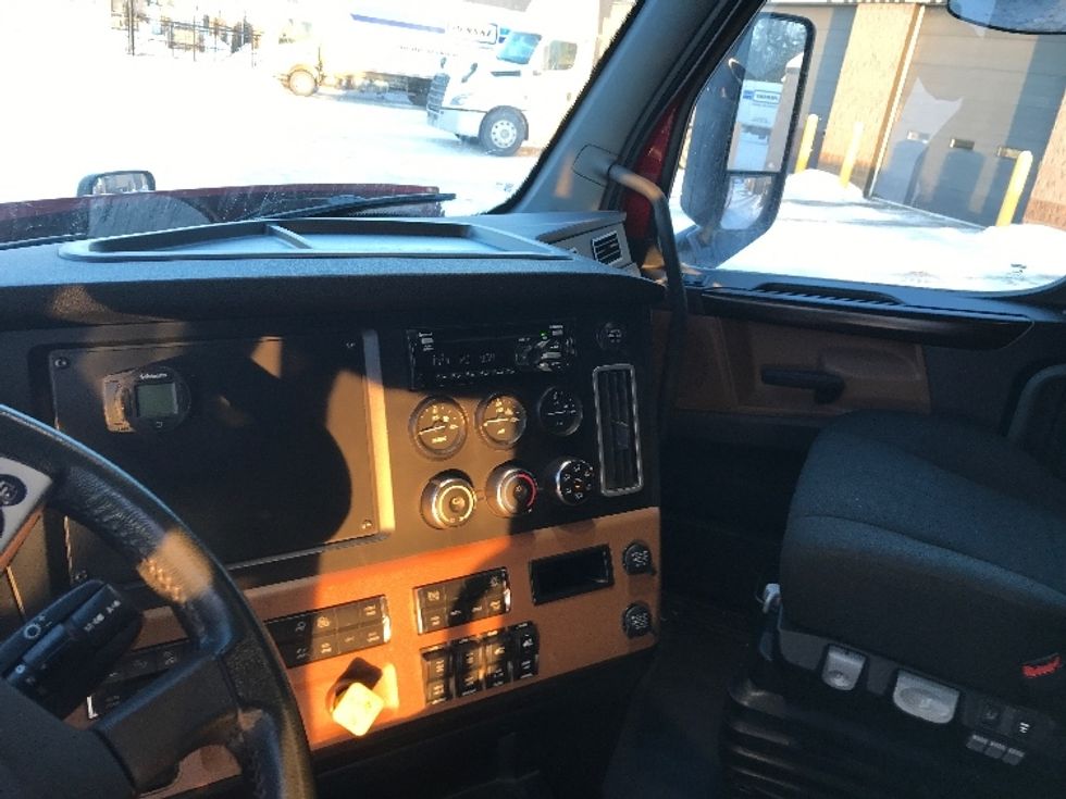 Sleeper Tractor-Heavy Duty Tractors-Freightliner-2021-T12664ST-Saint Laurent-PQ-653,601\n\t\tkm-$ 83,750 - Image 10