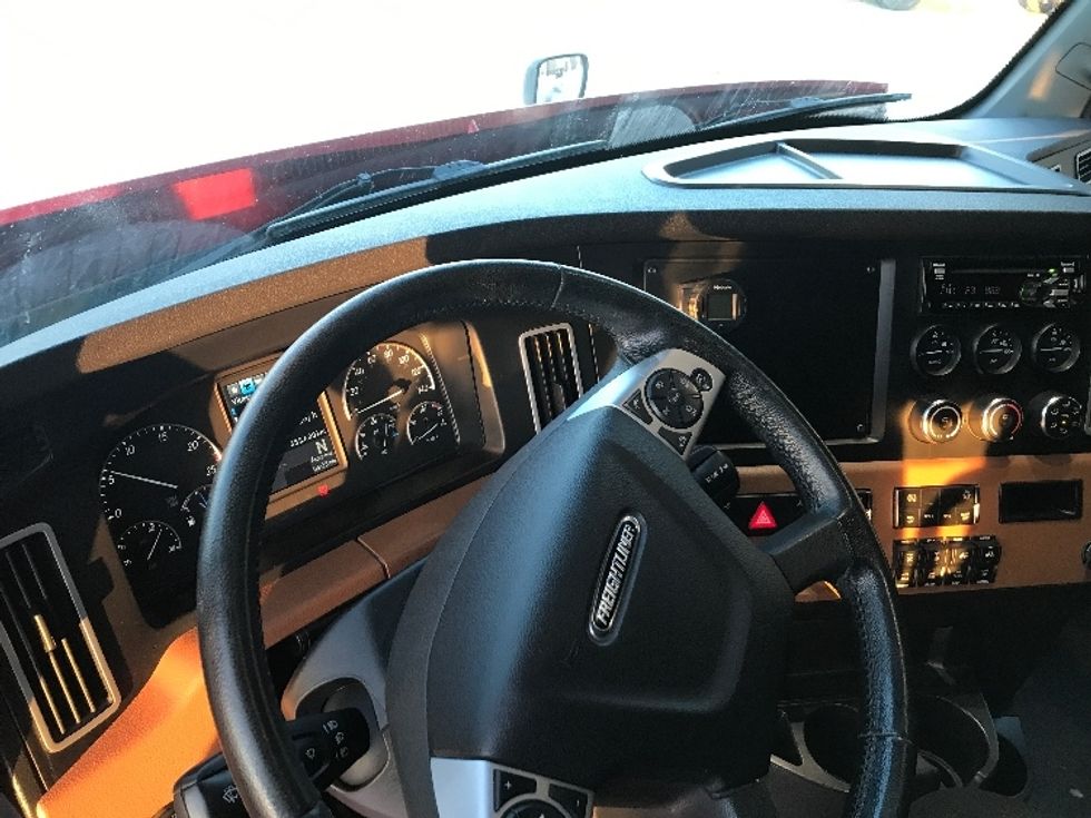 Sleeper Tractor-Heavy Duty Tractors-Freightliner-2021-T12664ST-Saint Laurent-PQ-653,601\n\t\tkm-$ 83,750 - Image 11