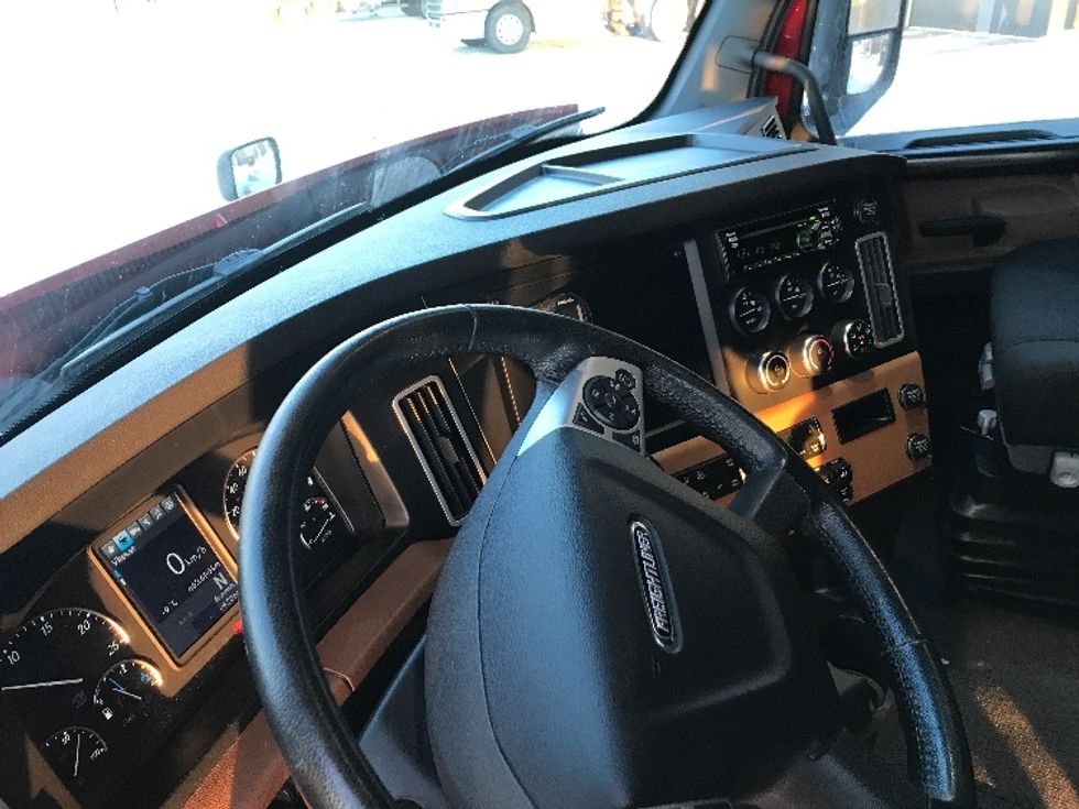 Sleeper Tractor-Heavy Duty Tractors-Freightliner-2021-T12664ST-Saint Laurent-PQ-653,601\n\t\tkm-$ 83,750 - Image 12