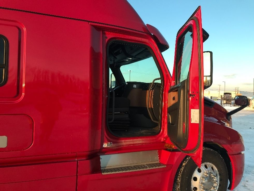 Sleeper Tractor-Heavy Duty Tractors-Freightliner-2021-T12664ST-Saint Laurent-PQ-653,601\n\t\tkm-$ 83,750 - Image 13