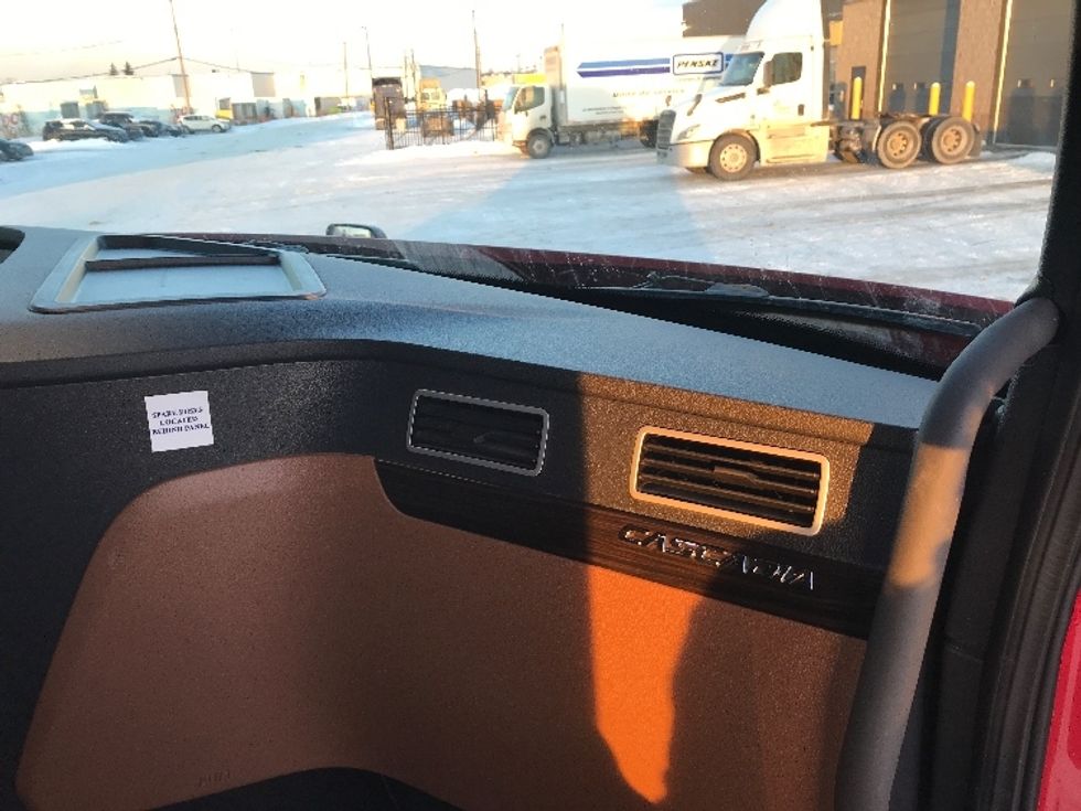 Sleeper Tractor-Heavy Duty Tractors-Freightliner-2021-T12664ST-Saint Laurent-PQ-653,601\n\t\tkm-$ 83,750 - Image 14