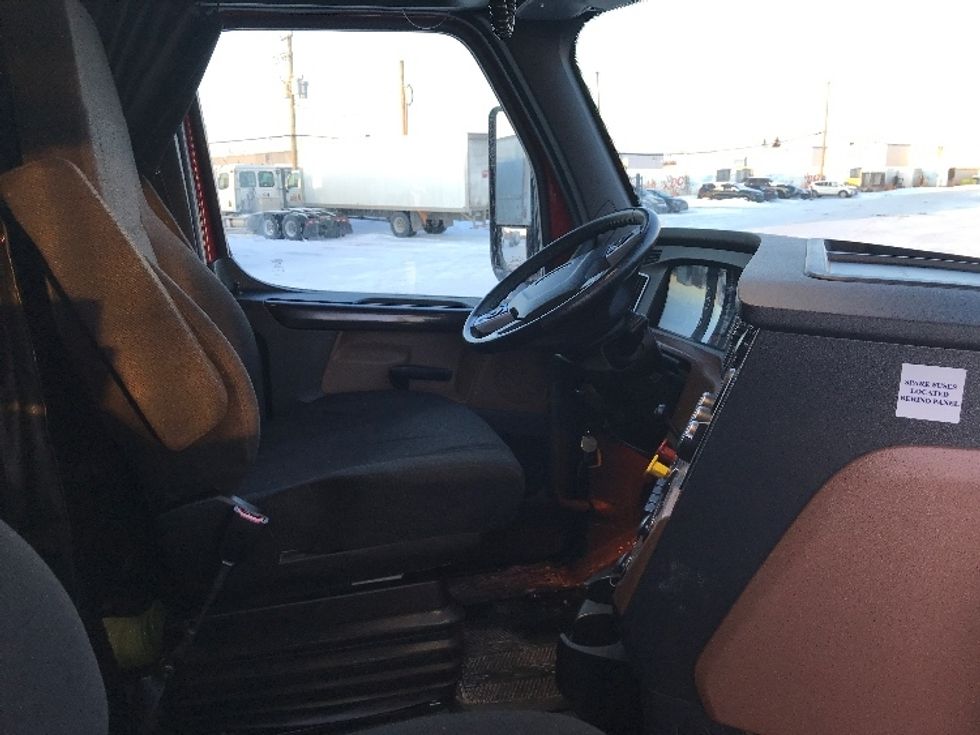 Sleeper Tractor-Heavy Duty Tractors-Freightliner-2021-T12664ST-Saint Laurent-PQ-653,601\n\t\tkm-$ 83,750 - Image 15