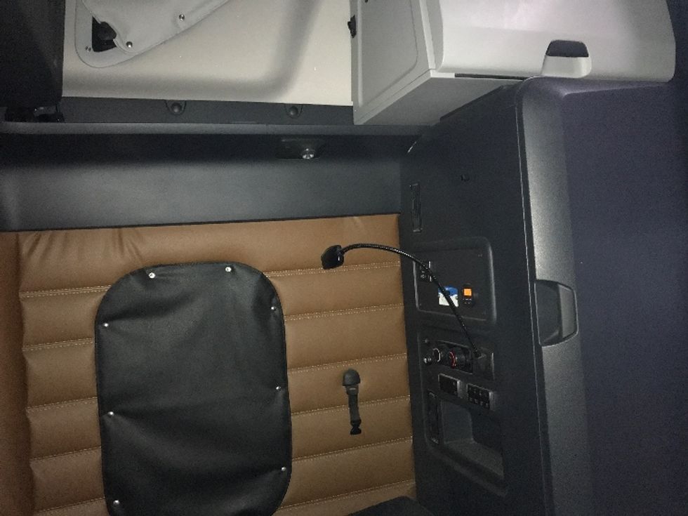 Sleeper Tractor-Heavy Duty Tractors-Freightliner-2021-T12664ST-Saint Laurent-PQ-653,601\n\t\tkm-$ 83,750 - Image 18