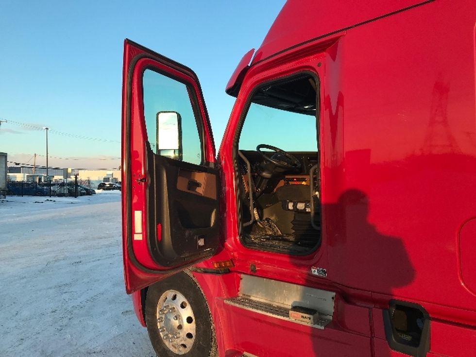 Sleeper Tractor-Heavy Duty Tractors-Freightliner-2021-T12664ST-Saint Laurent-PQ-653,601\n\t\tkm-$ 83,750 - Image 9