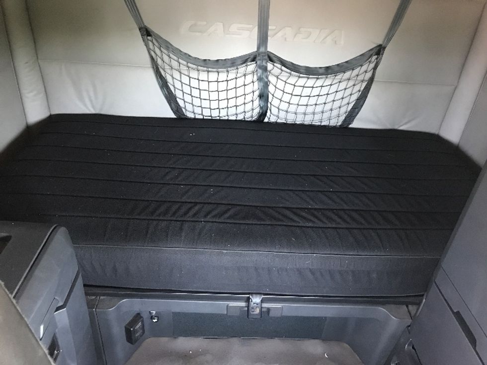 Sleeper Tractor-Heavy Duty Tractors-Freightliner-2021-T12664ST-Saint Laurent-PQ-750,314\n\t\tkm-$ 86,250 - Image 17