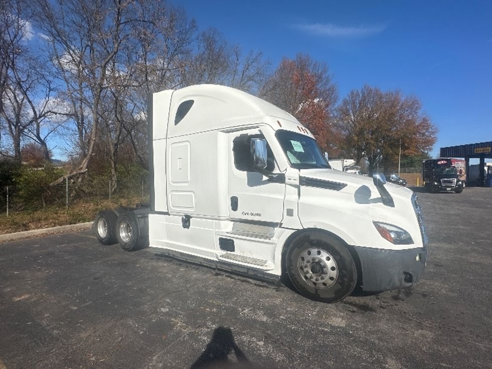 Sleeper Tractor-Heavy Duty Tractors-Freightliner-2021-T12664ST-Salem-VA-515,584\n\t\tmiles-$ 65,000 - Image 1