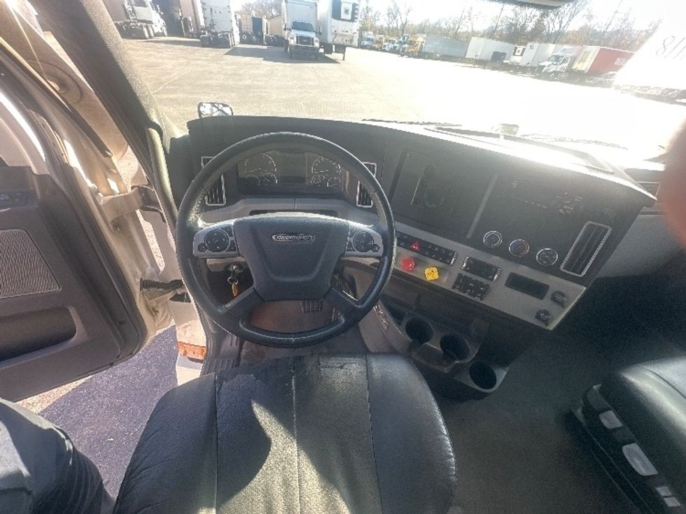 Sleeper Tractor-Heavy Duty Tractors-Freightliner-2021-T12664ST-Salem-VA-515,584\n\t\tmiles-$ 65,000 - Image 10
