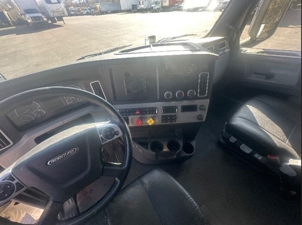 Sleeper Tractor-Heavy Duty Tractors-Freightliner-2021-T12664ST-Salem-VA-515,584\n\t\tmiles-$ 65,000 - Image 11