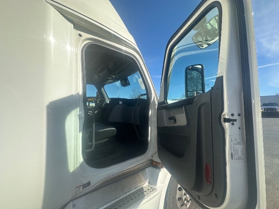 Sleeper Tractor-Heavy Duty Tractors-Freightliner-2021-T12664ST-Salem-VA-515,584\n\t\tmiles-$ 65,000 - Image 12