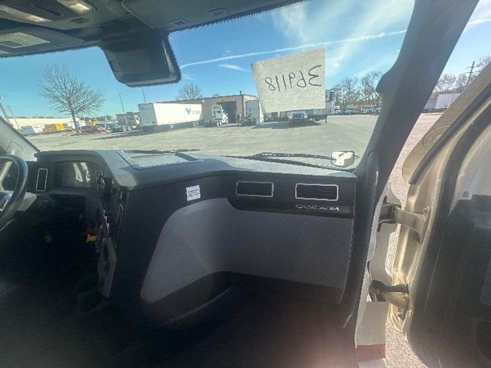 Sleeper Tractor-Heavy Duty Tractors-Freightliner-2021-T12664ST-Salem-VA-515,584\n\t\tmiles-$ 65,000 - Image 13