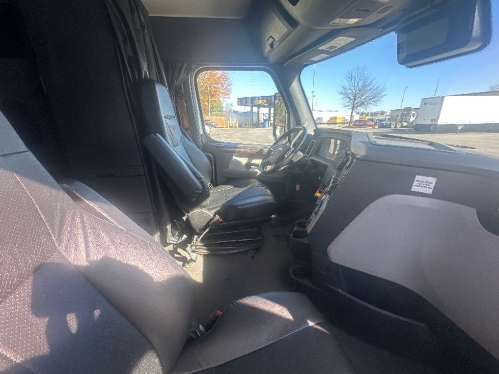 Sleeper Tractor-Heavy Duty Tractors-Freightliner-2021-T12664ST-Salem-VA-515,584\n\t\tmiles-$ 65,000 - Image 14