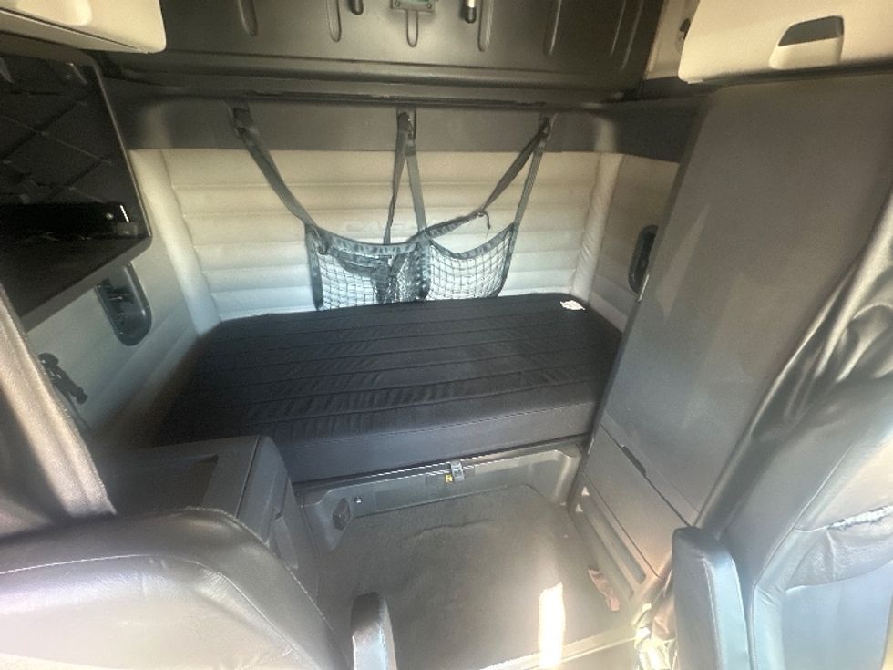 Sleeper Tractor-Heavy Duty Tractors-Freightliner-2021-T12664ST-Salem-VA-515,584\n\t\tmiles-$ 65,000 - Image 15