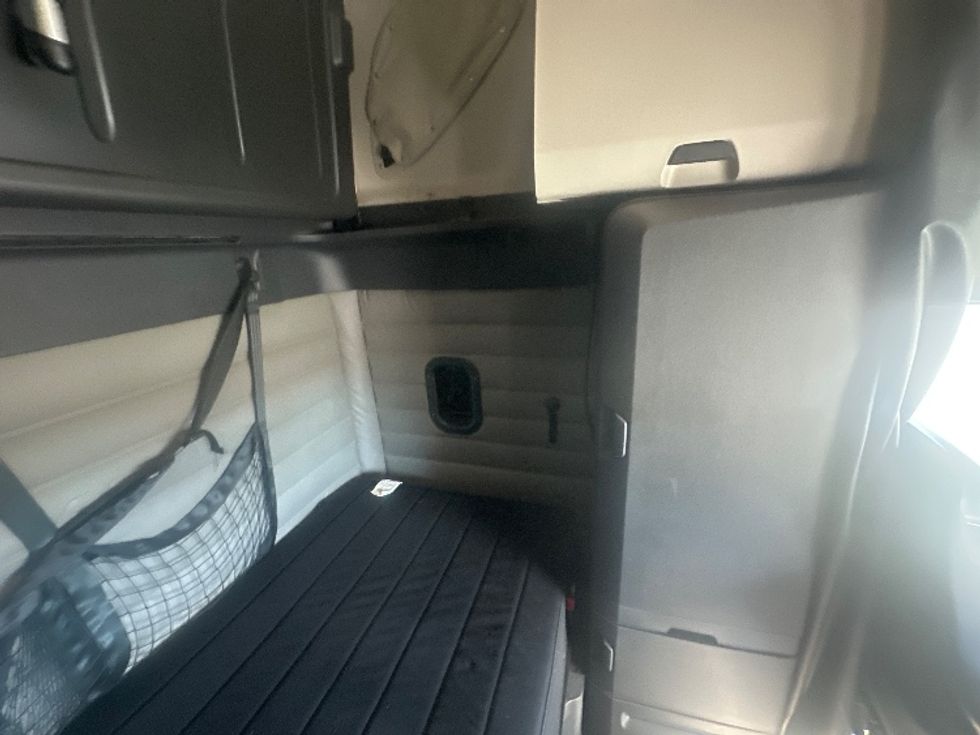 Sleeper Tractor-Heavy Duty Tractors-Freightliner-2021-T12664ST-Salem-VA-515,584\n\t\tmiles-$ 65,000 - Image 16