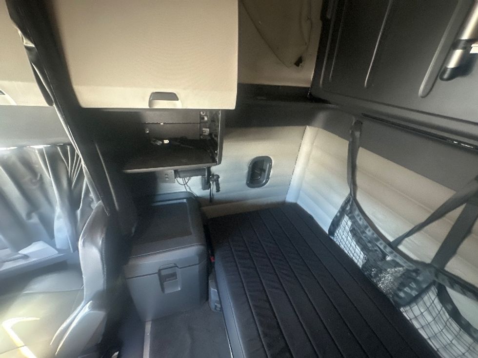 Sleeper Tractor-Heavy Duty Tractors-Freightliner-2021-T12664ST-Salem-VA-515,584\n\t\tmiles-$ 65,000 - Image 17