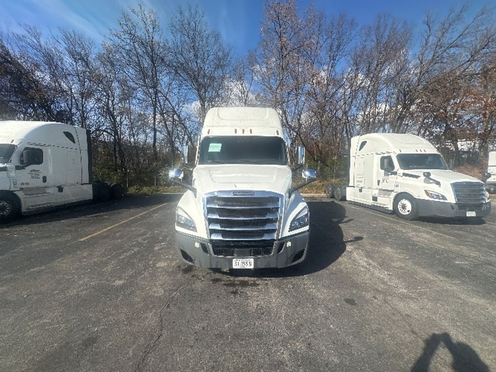 Sleeper Tractor-Heavy Duty Tractors-Freightliner-2021-T12664ST-Salem-VA-515,584\n\t\tmiles-$ 65,000 - Image 2