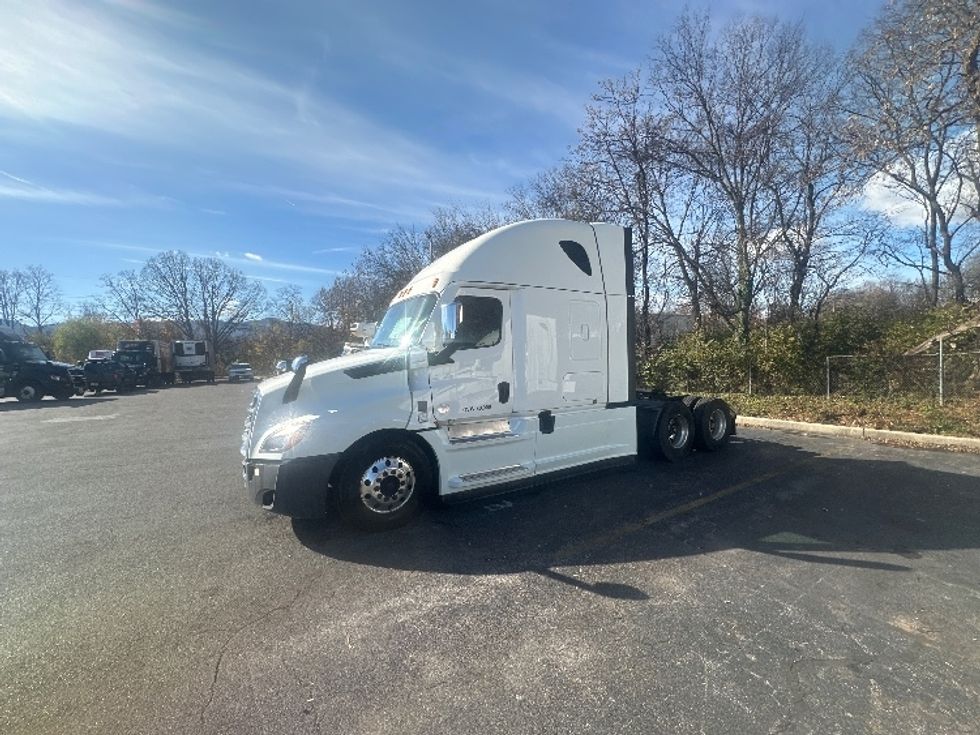 Sleeper Tractor-Heavy Duty Tractors-Freightliner-2021-T12664ST-Salem-VA-515,584\n\t\tmiles-$ 65,000 - Image 3