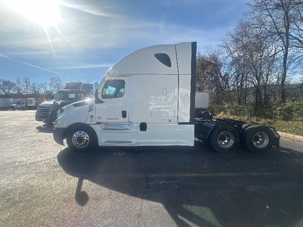 Sleeper Tractor-Heavy Duty Tractors-Freightliner-2021-T12664ST-Salem-VA-515,584\n\t\tmiles-$ 65,000 - Image 4