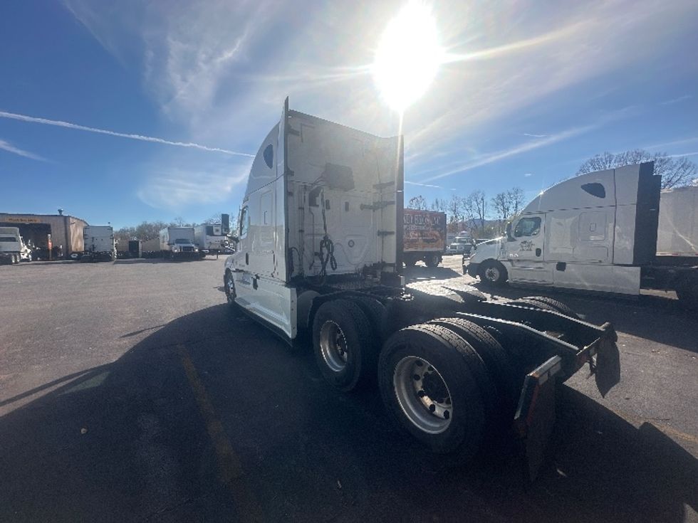 Sleeper Tractor-Heavy Duty Tractors-Freightliner-2021-T12664ST-Salem-VA-515,584\n\t\tmiles-$ 65,000 - Image 5