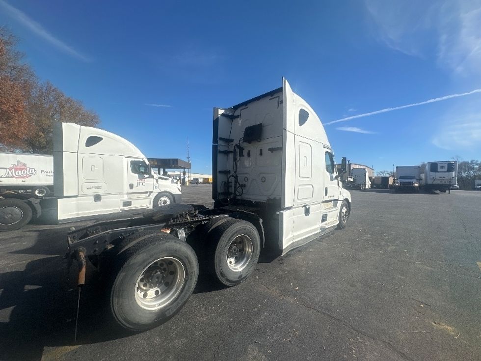 Sleeper Tractor-Heavy Duty Tractors-Freightliner-2021-T12664ST-Salem-VA-515,584\n\t\tmiles-$ 65,000 - Image 7