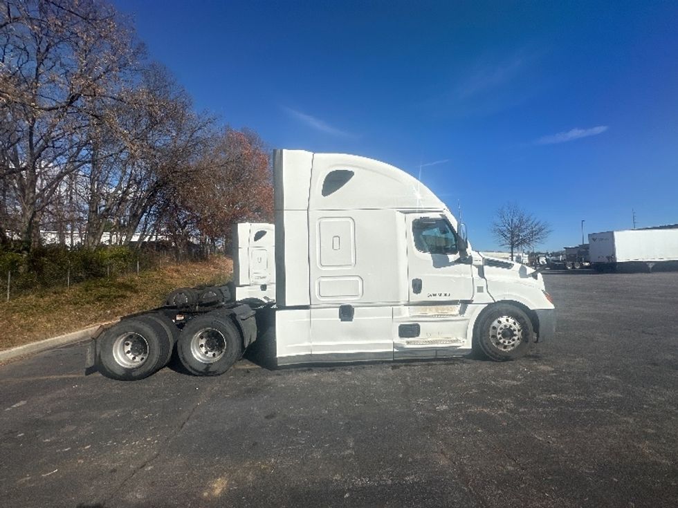 Sleeper Tractor-Heavy Duty Tractors-Freightliner-2021-T12664ST-Salem-VA-515,584\n\t\tmiles-$ 65,000 - Image 8