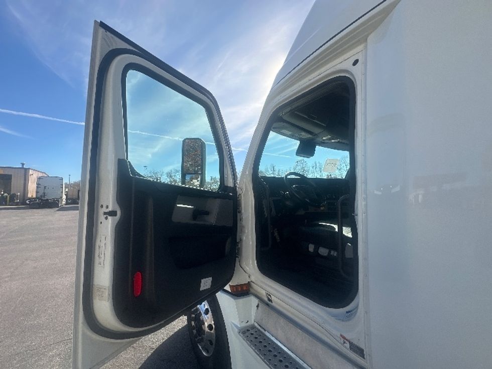 Sleeper Tractor-Heavy Duty Tractors-Freightliner-2021-T12664ST-Salem-VA-515,584\n\t\tmiles-$ 65,000 - Image 9