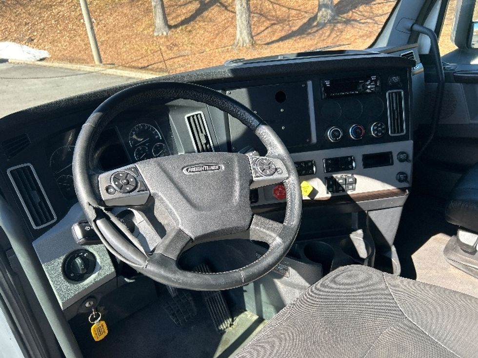 Sleeper Tractor-Heavy Duty Tractors-Freightliner-2021-T12664ST-Salem-VA-626,509\n\t\tmiles-$ 50,750 - Image 10