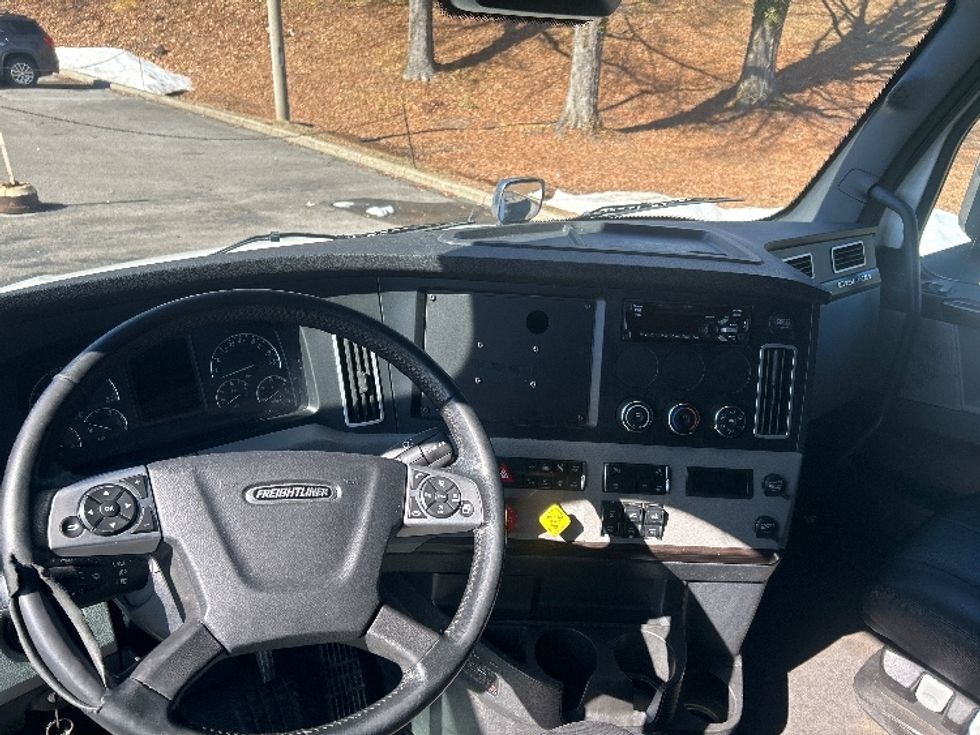 Sleeper Tractor-Heavy Duty Tractors-Freightliner-2021-T12664ST-Salem-VA-626,509\n\t\tmiles-$ 50,750 - Image 11