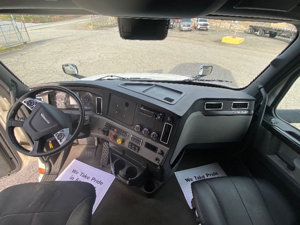 Sleeper Tractor-Heavy Duty Tractors-Freightliner-2021-T12664ST-Salem-VA-626,509\n\t\tmiles-$ 50,750 - Image 12