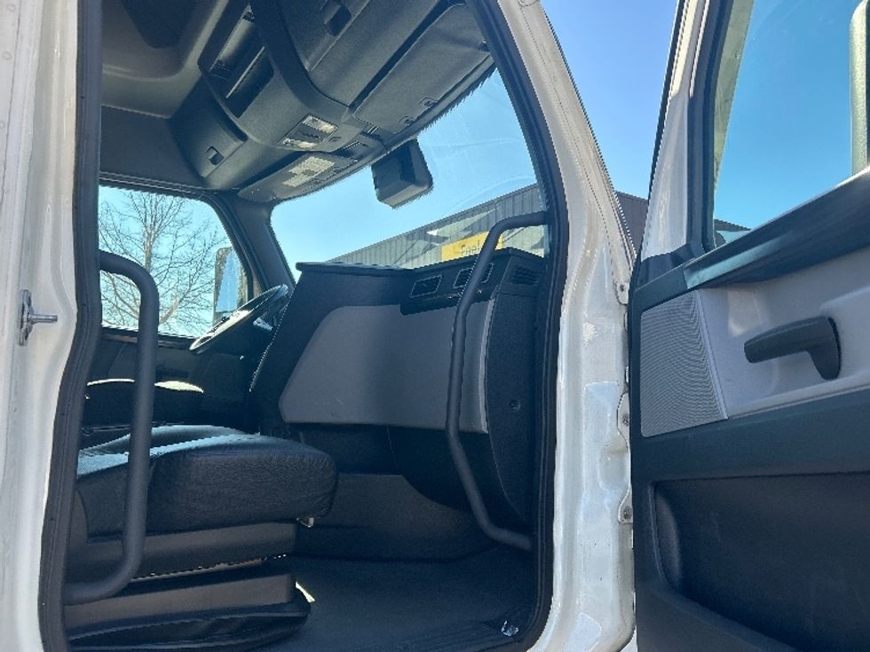 Sleeper Tractor-Heavy Duty Tractors-Freightliner-2021-T12664ST-Salem-VA-626,509\n\t\tmiles-$ 50,750 - Image 13