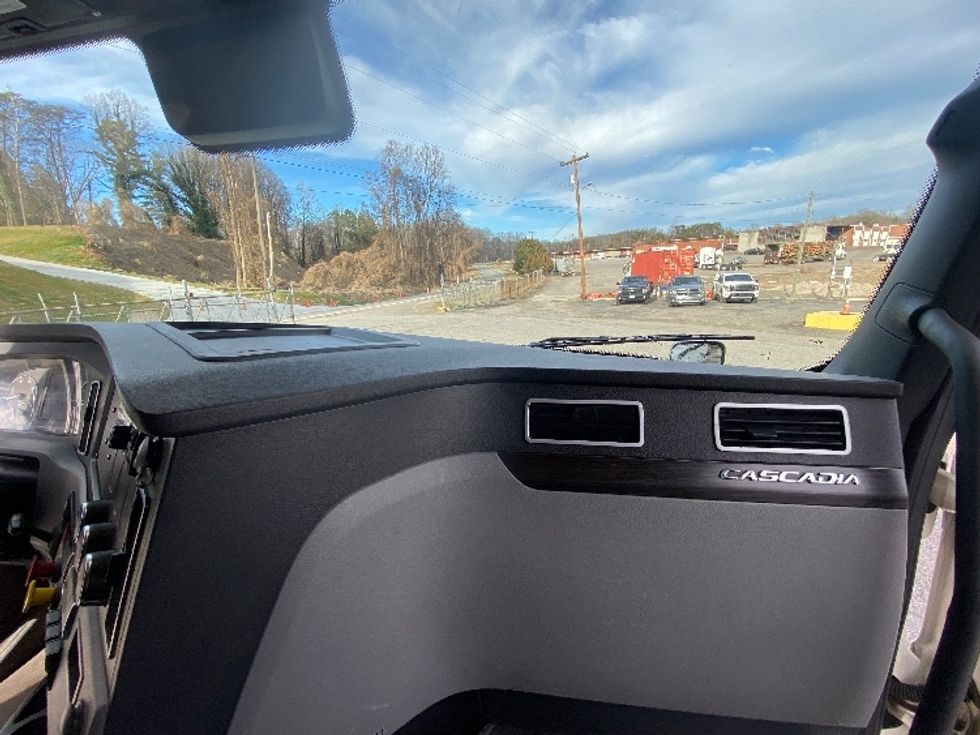 Sleeper Tractor-Heavy Duty Tractors-Freightliner-2021-T12664ST-Salem-VA-626,509\n\t\tmiles-$ 50,750 - Image 14