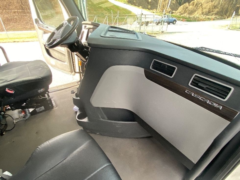 Sleeper Tractor-Heavy Duty Tractors-Freightliner-2021-T12664ST-Salem-VA-626,509\n\t\tmiles-$ 50,750 - Image 15